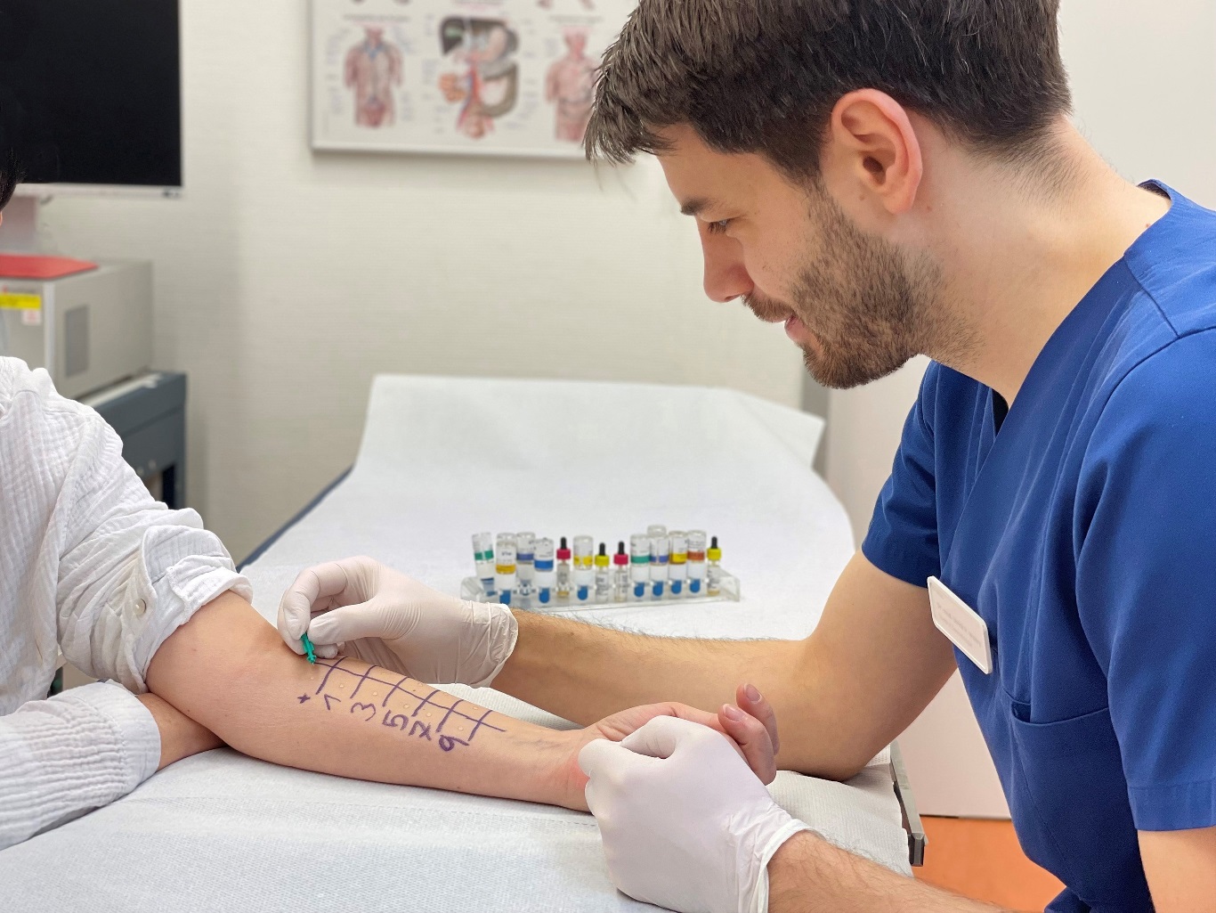 Dr. Ulrich Peter Wehry, Leiter des Allergie-Netzwerks, bei einer allergologischen Untersuchung (Prick-Test).Dr. Ulrich Peter Wehry, Leiter des Allergie-Netzwerks, bei einer allergologischen Untersuchung (Prick-Test).