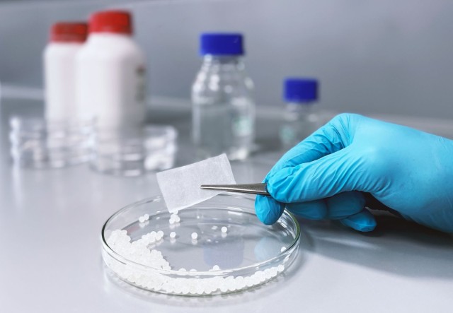 © Fraunhofer IKTS Am Fraunhofer IKTS werden aus Polymilchsäure (PLA), einem im Körper abbaubaren Polymer, innovative Auflagen elektrogesponnen: Dank spezieller eingebrachter Wirkstoffe verbessern sie die Wundheilung nachhaltig und verhindern wirksam eine Infektion der Wunde.